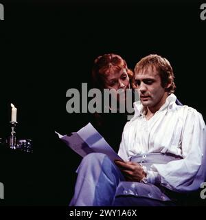 Prinz Friedrich von Homburg, Schauspiel von Heinrich von Kleist, Schaubühne am Halleschen Ufer a Berlino, 1972, Inszenierung: Peter Stein, Szene: Jutta Lampe als Prinzessin Natalie von Oranien, Bruno Ganz als Prinz Friedrich von Homburg Foto Stock