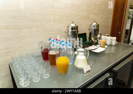 Tazze per caffè e tè al banchetto. Scaldabagno, teiera, latte e zucchero. Posate e stoviglie Foto Stock