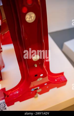 Acciaio ad altissima resistenza formato a caldo. Mobility City Technology Museum nel Ponte di Zaha Hadid (Padiglione del ponte), Saragozza, Spagna Foto Stock