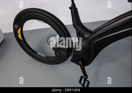 Reevo Hubless e-bike 750 W. Mobility City Technology Museum nel Ponte di Zaha Hadid (Bridge Pavilion), Saragozza, Spagna Foto Stock