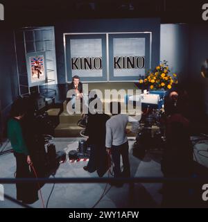 Kino, Kino, ZDF Filmmagazin, 1976, moderatore Wolfgang Ebert (?) vor den ZDF Kameras im TV Studio. Foto Stock