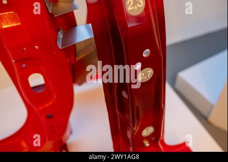 Acciaio ad altissima resistenza formato a caldo. Mobility City Technology Museum nel Ponte di Zaha Hadid (Padiglione del ponte), Saragozza, Spagna Foto Stock