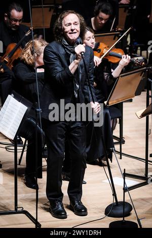 Colin Blunstone e Paul Bateman si esibiscono al Christopher Gunning Remember Concert domenica 10 marzo 2024 alla Cadogan Hall, Londra. Il concerto ha visto la Royal Philharmonic Orchestra suonare la musica del compositore con solisti ospiti. Foto di Julie Edwards. Foto Stock