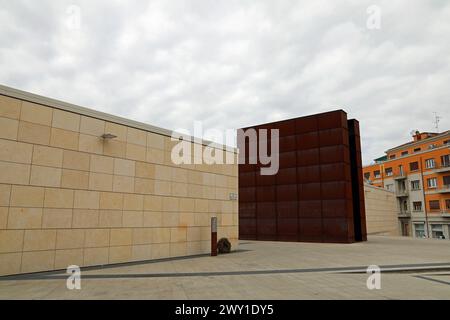 Monumento all'Olocausto accanto alla stazione ferroviaria di Bologna in Italia Foto Stock