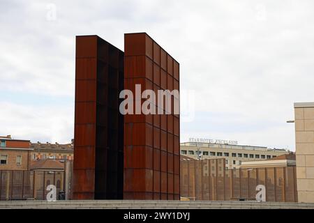 Monumento all'Olocausto accanto alla stazione ferroviaria di Bologna in Italia Foto Stock