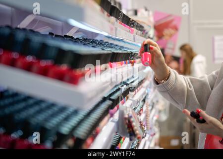 Symbolfoto Nagellack Symbolbild und Themenbild von Nagellack in verschiedenen Farben und Nagellackflaschen im Regal Deutschland *** immagine simbolo smalto fotografico simbolo e immagine tema di smalto smalto in diversi colori e bottiglie smalto per unghie sullo scaffale Germania Foto Stock