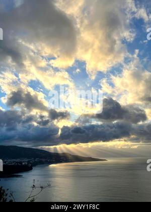 Meta, Italia. Vista panoramica sul Golfo di Napoli con una spettacolare luce del tramonto. Foto Stock