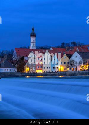 Landsberg am Lech di notte, Lechwehr, alta Baviera, Baviera, Germania, Europa Foto Stock