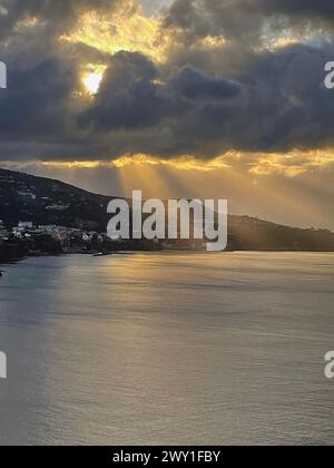 Meta, Italia. Vista panoramica sul Golfo di Napoli con una spettacolare luce del tramonto. Foto Stock