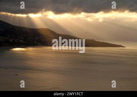 Meta, Italia. Vista panoramica sul Golfo di Napoli con una spettacolare luce del tramonto. Foto Stock