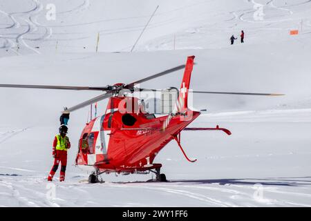 25 marzo 2024, Grindelwald, Svizzera: Elicottero di salvataggio in azione dopo un incidente sciistico Foto Stock
