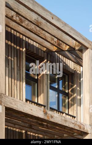 Vista dettagliata dell'esterno in legno. Durley Chine Environmental Hub, Bournemouth, Regno Unito. Architetto: Footprint Architects , 2023. Foto Stock