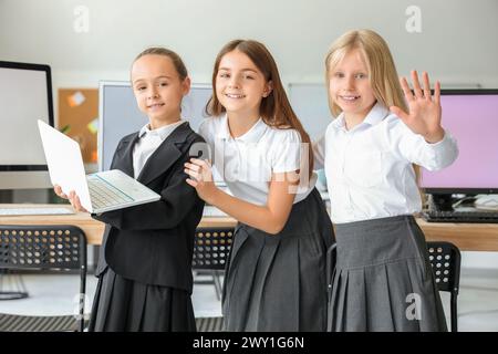 Bambine con un portatile al laboratorio di computer della scuola Foto Stock