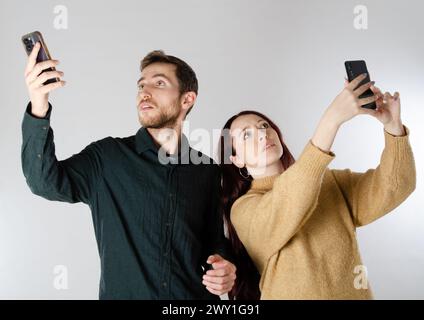 Nessun segnale di rete cellulare. Nessuna copertura di comunicazione, segnale di contatto del dispositivo perso. Uomo e donna cercano il segnale cellulare con i loro smartphone. Foto Stock