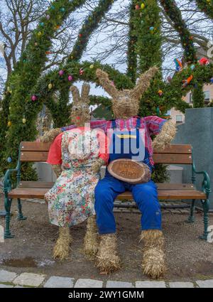 Traditionell geschmückter Dorfbrunnen, Osterbrunnen a Ettringen, Unterallgäu, Schwaben, Bayern, Deutschland Traditionell geschmückter Dorfbrunnen, OS Foto Stock