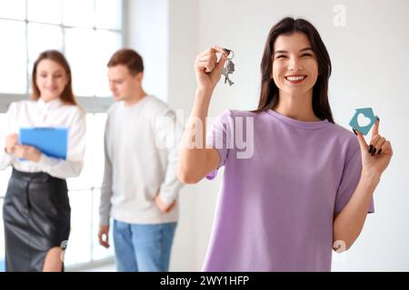 Giovane donna felice con le chiavi della sua nuova casa Foto Stock