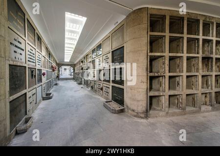 Catacombe interne di Laeken Bruxelles, Belgio. All'interno del sito sotterraneo di sepoltura e delle catacombe nel cimitero più antico di Bruxelles a Leaken. Questo sito e punto di riferimento, costruito alla fine del XIX secolo, e' stato recentemente restaurato ed e' accessibile al pubblico. Brussel OLV Kerk, Laeken Gewest Brusssel Belgie Copyright: XGuidoxKoppesx Foto Stock