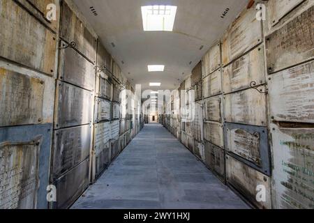 Catacombe interne di Laeken Bruxelles, Belgio. All'interno del sito sotterraneo di sepoltura e delle catacombe nel cimitero più antico di Bruxelles a Leaken. Questo sito e punto di riferimento, costruito alla fine del XIX secolo, e' stato recentemente restaurato ed e' accessibile al pubblico. Brussel OLV Kerk, Laeken Gewest Brusssel Belgie Copyright: XGuidoxKoppesx Foto Stock