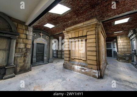 Catacombe interne di Laeken Bruxelles, Belgio. All'interno del sito sotterraneo di sepoltura e delle catacombe nel cimitero più antico di Bruxelles a Laeken. Questo sito e punto di riferimento, costruito alla fine del XIX secolo, e' stato recentemente restaurato ed e' accessibile al pubblico. Contiene il thomb dell'ultimo maggiore di Laeken: Emile Bockstael Bergen, 24 novembre 1838 - Laeken, 26 februari 1920 Brussel OLV Kerk, Laeken Gewest Brusssel Belgie Copyright: XGuidoxKoppesx Foto Stock