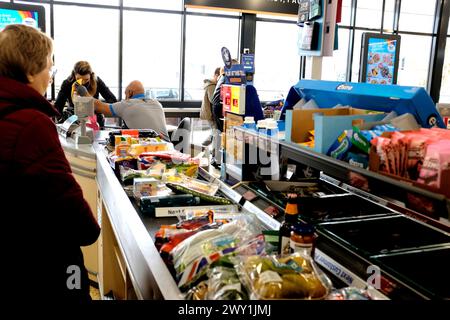 filiale del supermercato aldi, interno, città di ramsgate, kent orientale, regno unito aprile 2024 Foto Stock