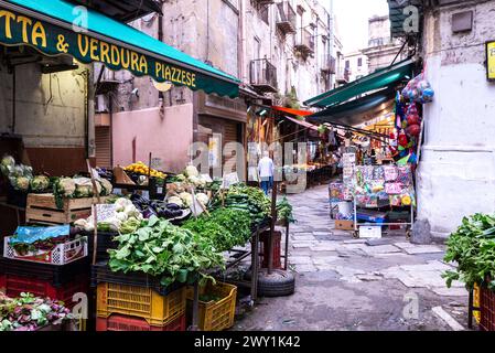 Palermo, Italia - 13 maggio 2023: Negozio di frutta e verdura nel mercato di Ballaro, mercato di Street food con gente in giro a Palermo, Sicilia, Italia Foto Stock