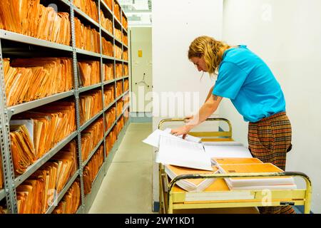 Giovane visitatore adulto agli archivi della Stasi di Berlino, Germania. Anche i giovani, nati dopo il crollo del muro di Berlino, sono interessati a leggere e indagare su cosa stava facendo la Stasi MFS, durante i periodi di repressione della DDR/RDT. I suoi archivi sono ancora in fase di restauro. MRYES Berlin Das Stasi Archiv Berlino Germania Copyright: XGuidoxKoppesx Foto Stock