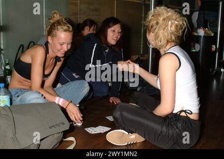 Fame Academy - Dein Weg zum Ruhm, deutsche Reality-TV, Casting-Show in der Studenten ausgebildet wurden hier Audition Tag 4 Teilnehmer in Aktion um die spätere Gewinnerin und Mitglied der Band Bet One Carolin Arnold (mitte), Deutschland 2003. Foto Stock