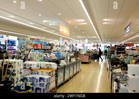 filiale del supermercato aldi, interno, città di ramsgate, kent orientale, regno unito aprile 2024 Foto Stock