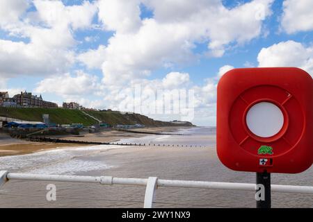 Un salvagente sul molo di Cromer con vista a nord. Foto Stock