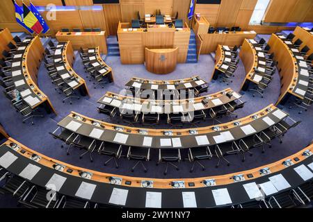 Parlamento regionale di Bruxelles vuoto - Emiciclo | Parlement régional Bruxellois vide - assedi e allées vides - Emiciclo Foto Stock