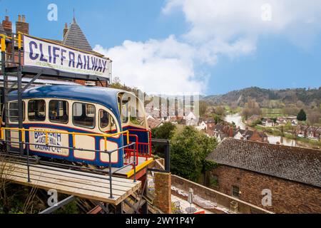 La Bridgnorth Cliff Railway, nota anche come Bridgnorth Funicular Railway o Castle Hill Railway, è una funicolare della città di Shropshire Foto Stock