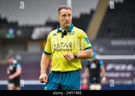 Swansea, Galles. 30 marzo 2024. L'arbitro di partita Andy Brace durante la partita del 13° turno del United Rugby Championship tra Ospreys ed Emirates Lions al Swansea.com Stadium di Swansea, Galles, Regno Unito, il 30 marzo 2024. Crediti: Duncan Thomas/Majestic Media. Foto Stock