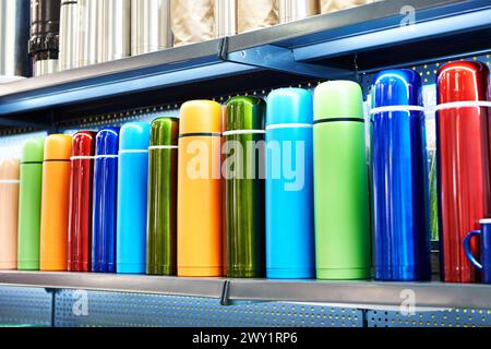 Thermos colorato nella vetrina del negozio Foto Stock