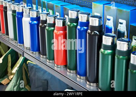 Thermos colorato nella vetrina del negozio Foto Stock