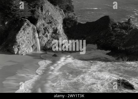 BW01637-25..... CALIFORNIA - McWay Falls, una cascata di 80 metri nel Julia Pheiffer Burns State Park lungo la Big Sur Coast. Foto Stock