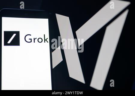 Bruxelles, Belgio. 3 aprile 2024. Il logo Grok viene visualizzato su uno smartphone con Xai visibile sullo sfondo, come mostrato in questa immagine. Presa a Bruxelles, Belgio. Il 3 aprile 2024. (Jonathan RAA/Sipa USA) *** esclusivamente per notizie editoriali *** credito: SIPA USA/Alamy Live News Foto Stock