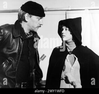 Donald Sutherland, Jane fonda, sul set del film, 'Steelyard Blues', Warner Bros., 1972 Foto Stock