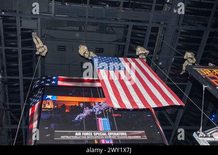 San Antonio, Texas, Stati Uniti. 3 marzo 2024. La squadra di rappel dello U.S. Air Force Special Warfare Training Wing discende dalle travi durante il gioco dello Star-Spangled Banner for Military Appreciation Night alla Frost Bank Arena, San Antonio, Texas, 3 marzo 2024. Le prestazioni di guerra speciali erano una dimostrazione di capacità e una forma di sensibilizzazione della comunità e reclutamento. (Foto di Gabriel Jones) (immagine di credito: © U.S. Air Force/ZUMA Press Wire) SOLO PER USO EDITORIALE! Non per USO commerciale! Foto Stock