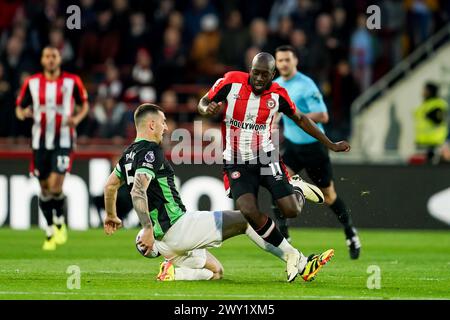 Brentford, Regno Unito. 3 aprile 2024. Brentford, Inghilterra, 3 aprile 2024: Lewis Dunk (5 Brighton) affronta Yoane Wissa (11 Brentford) durante la partita di calcio di Premier League tra Brentford e Brighton & Hove Albion al Brentford (Gtech) Community Stadium di Brentford, Inghilterra. (Daniela Porcelli/SPP) credito: SPP Sport Press Photo. /Alamy Live News Foto Stock