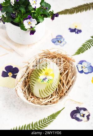 Sapone naturale con fiore di pansia pressato e foglie di felce verde. Preparare il sapone a casa con ingredienti naturali. Concetto creativo fai-da-te. Foto Stock