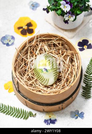 Sapone organico fatto a mano con fiori pressati, foglie di felce in una scatola di legno con paglia. Fai-da-te con bambini. Piccolo regalo per Pasqua, San Valentino Foto Stock