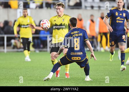 Columbus, Ohio, Stati Uniti. 2 aprile 2024. Il centrocampista dei Columbus Crew Aidan Morris (8) affronta il centrocampista dei Tigres UANL Fernando Gorriarán (8) nel loro match a Columbus, Ohio. Brent Clark/Cal Sport Media/Alamy Live News Foto Stock