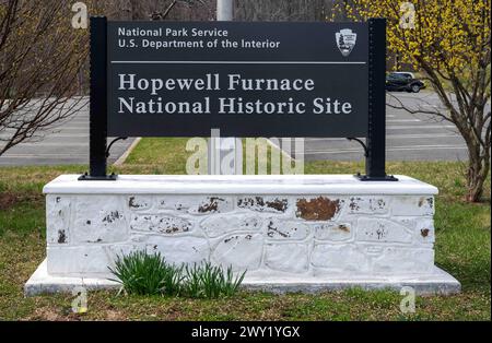 Cartello all'ingresso del sito storico nazionale Hopewell Furnace, Pennsylvania Foto Stock