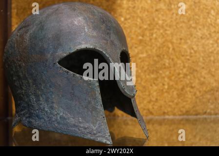 Casco Hoplite guerriero foto isolato su sfondo bianco Foto Stock