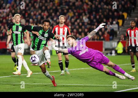 Londra, Regno Unito. 3 aprile 2024. Mark Flekken di Brentford (a destra) e Joao Pedro di Brighton e Hove Albion (a sinistra) competono per il pallone durante la partita di Premier League al Gtech Community Stadium di Londra. Il credito fotografico dovrebbe essere: Kieran Cleeves/SportimageLondra, Inghilterra, 3 aprile 2024. Durante la partita di Premier League al Gtech Community Stadium di Londra. Credito immagine dovrebbe essere: Kieran Cleeves/Sportimage Credit: Sportimage Ltd/Alamy Live News Foto Stock