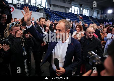 Cracovia, Polonia. 3 aprile 2024. Il primo ministro della Polonia Donald Tusk partecipa alla convention del governo locale del partito politico di coalizione civica per promuovere una campagna elettorale regionale nello stadio di Huta. Le elezioni dei governi locali in Polonia si terranno il 7 aprile 2024. Credito: SOPA Images Limited/Alamy Live News Foto Stock