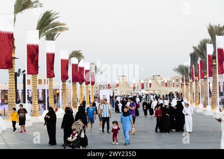 Famiglie arabe locali che camminano all'al Darab Saai di Umm Salal Mohamad a Doha, Qatar. Durante la celebrazione della giornata nazionale del Qatar. Foto Stock