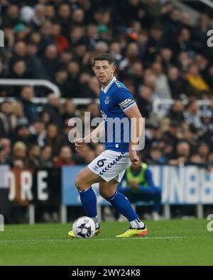 James Tarkowski dell'Everton durante la partita di Premier League tra Newcastle United e Everton a St. James's Park, Newcastle martedì 2 aprile 2024. (Foto: Mark Fletcher | mi News) crediti: MI News & Sport /Alamy Live News Foto Stock