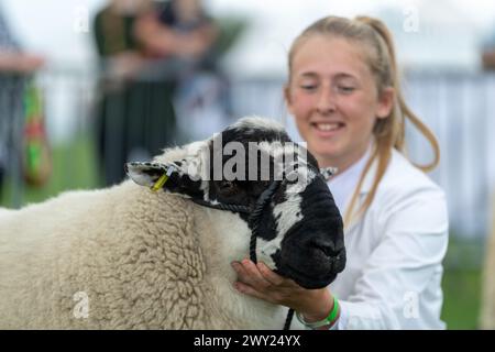 Bambini che mostrano pecore nella sezione Young Handlers al Westmorland Show, Kendal, Cumbria, 2022. Foto Stock