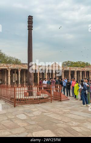 Pilastro di ferro di Delhi, complesso Qutb Minar, nuova Delhi, India Foto Stock